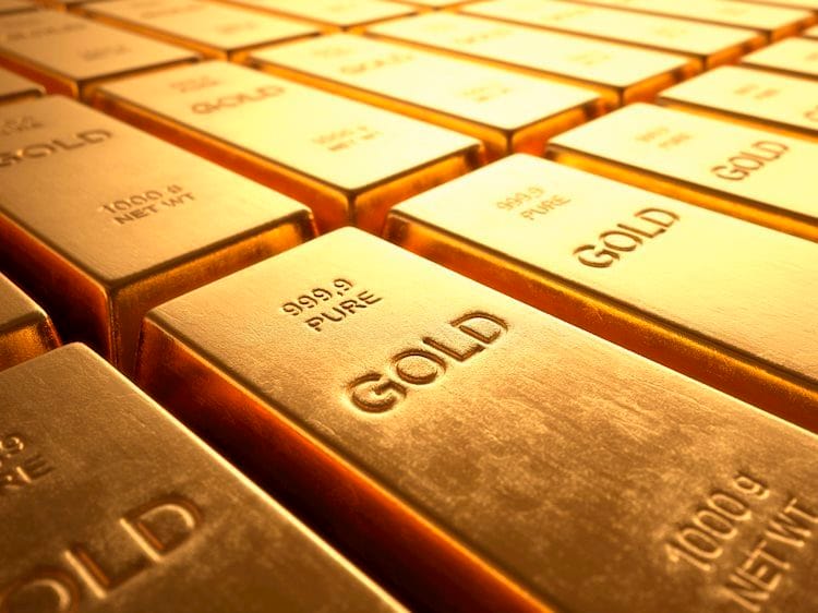 Oro se desploma hasta $1900 ante optimismo por vacuna de Pfizer