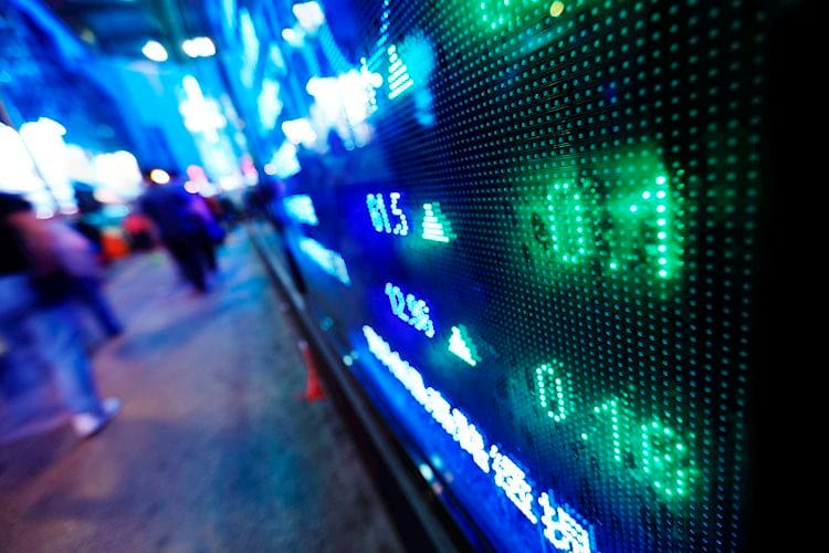 El índice S&P 500 abre modestamente a la baja, se mantiene por encima de 4.400