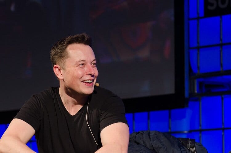 Tesla Pronóstico: TSLA se desploma más de un 12% tras decepcionar con sus ganancias, un analista la califica de “sobrevalorada”