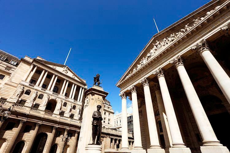 Banco de Inglaterra mantiene la tasa de interés en 0.1% y deja la puerta abierta a expandir su programa de compra de activos