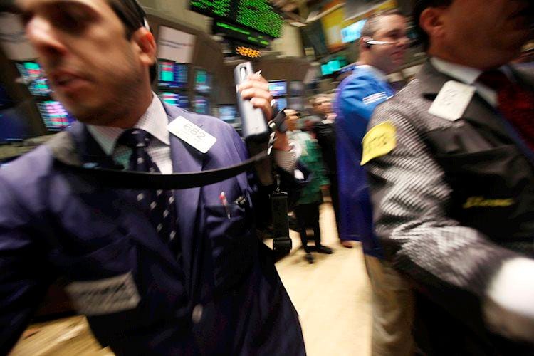El índice S&P 500 abre lateralizado por encima de 4.550, las acciones de energía descienden