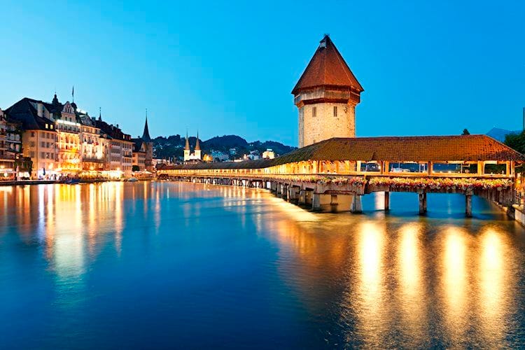 Suiza: La adquisición de Credit Suisse por UBS pone de relieve los riesgos de su sector financiero