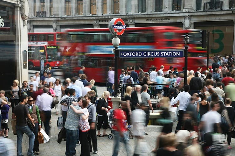 Las ventas minoristas de Reino Unido sorprenden con una subida del 1.2% en octubre; GBP/USD alcanza máximos de dos días cerca de 1.3290