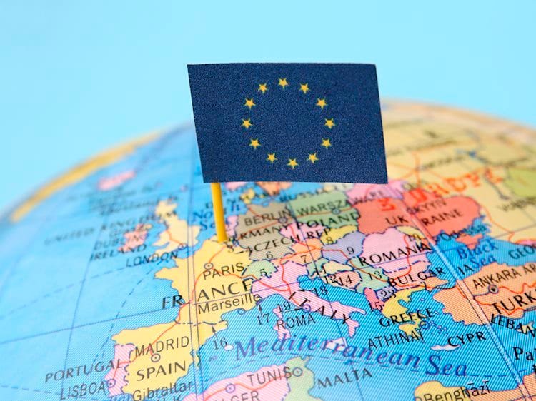 Juncker no cree que Trump implemente los aranceles automotrices en los automóviles de la UE