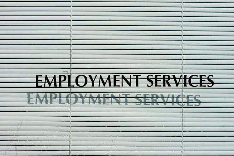 EE.UU.: Peticiones iniciales de subsidio de desempleo caen más de lo esperado a nuevos mínimos desde marzo de 2020