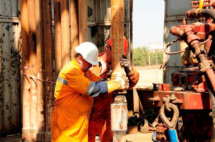 El petróleo se recupera de los mínimos mensuales, pero pierde más del 7% en la semana
