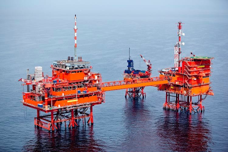 Petróleo: WTI rebota y recorta pérdidas semanales