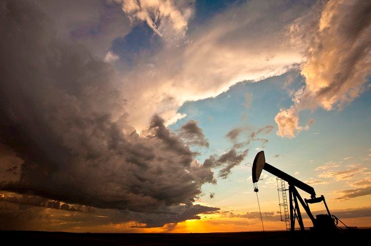 El petróleo crudo retrocede, WTI cae por debajo de 77$, ante las esperanzas de un recorte de tipos de interés