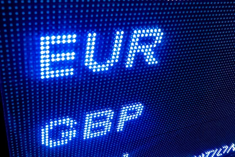 EUR/GBP se recupera de una caída inicial por debajo de 0.8500
