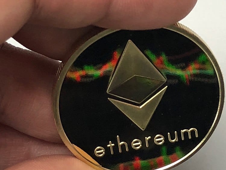 Ethereum análisis de precios: El ETH/USD está atrapado dentro de un triángulo