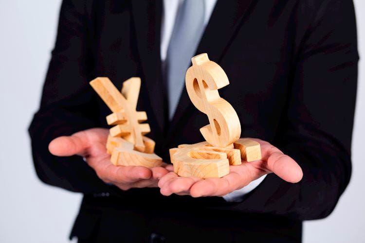 USD/JPY recupera parte de las pérdidas iniciales a mínimos semanales, todavía por debajo de 114.00
