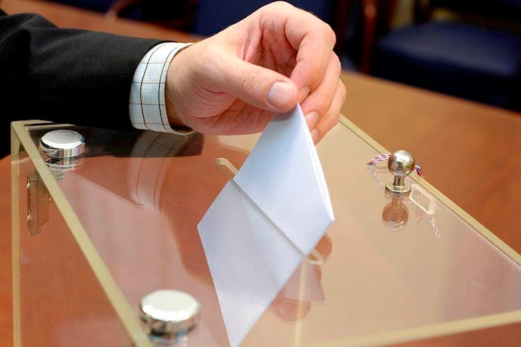 Las encuestas y apuestas dan una ligera ventaja a Harris